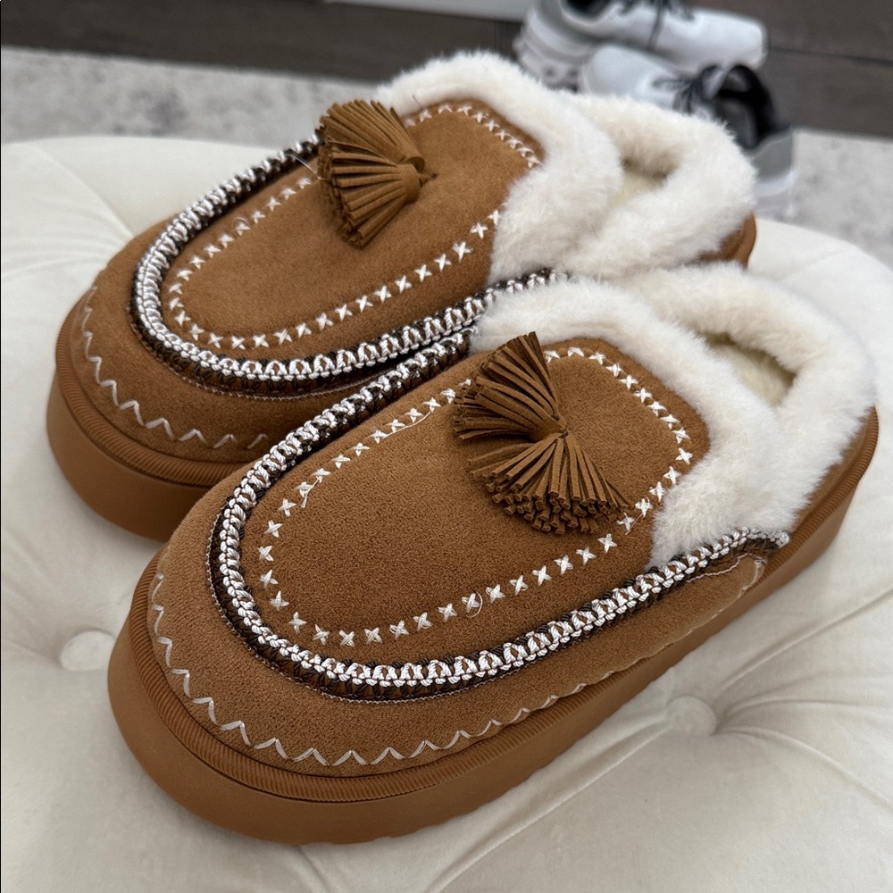 ✨ Women’s Cozy Faux Shearling Tassel Slippers – New With Tags Size 8